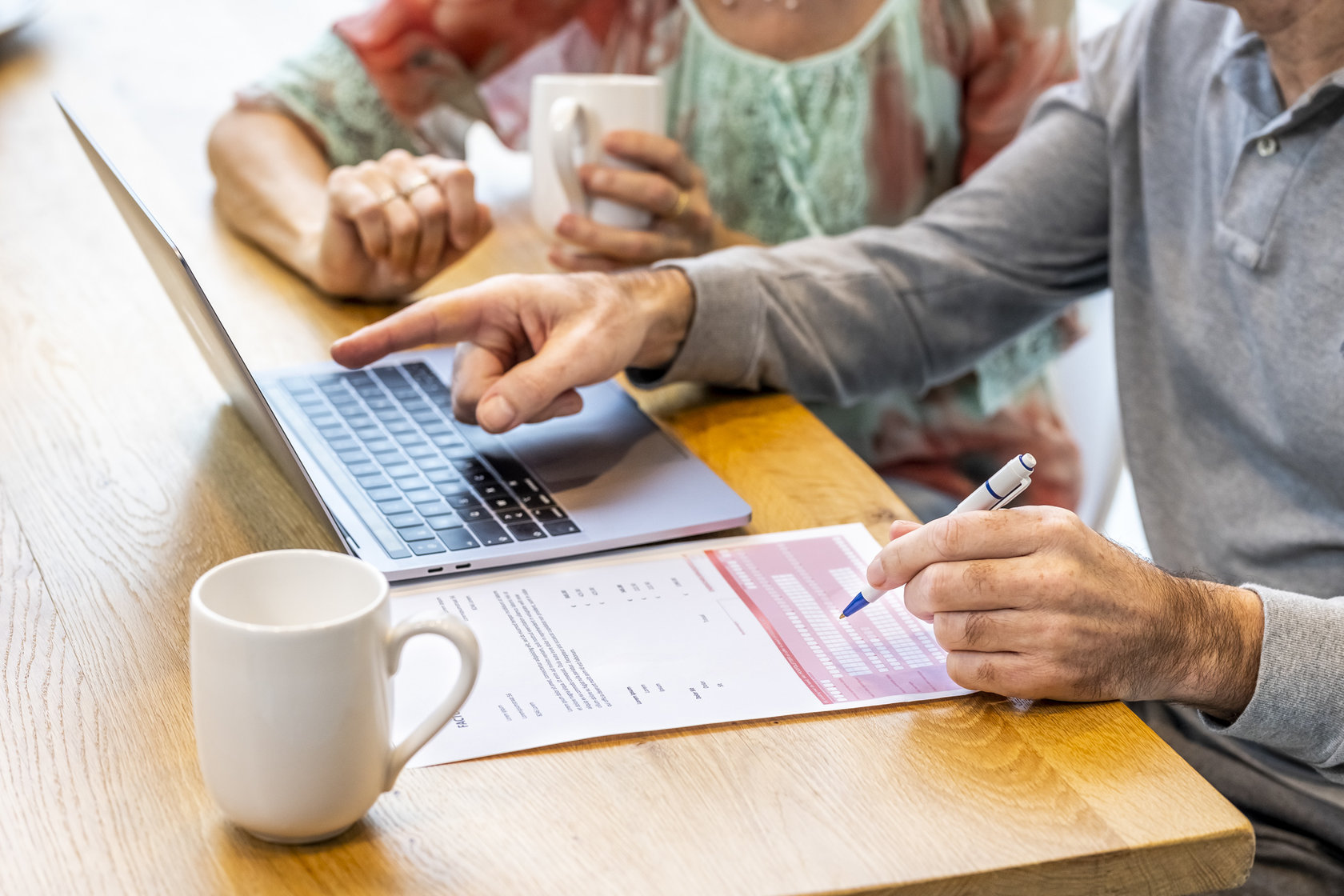 Wat verandert er op mijn factuur? Man en vrouw bekijken samen de factuur